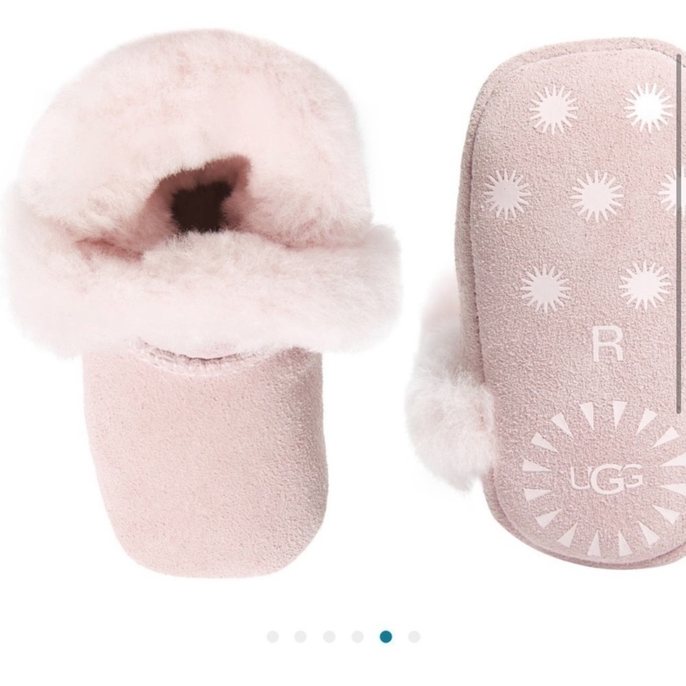 Ugg infant Genuine Shearling
Crib Shoe - Picture 3 of 6